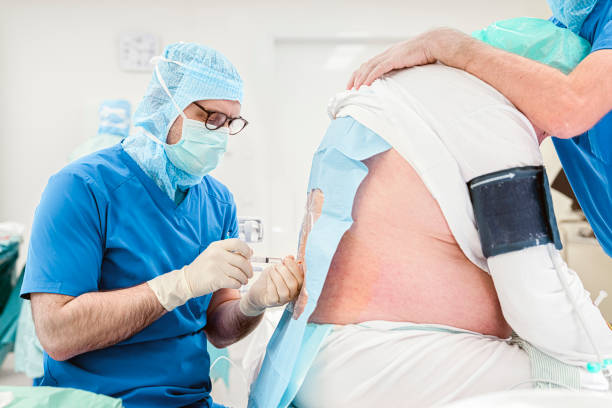médico operando columna