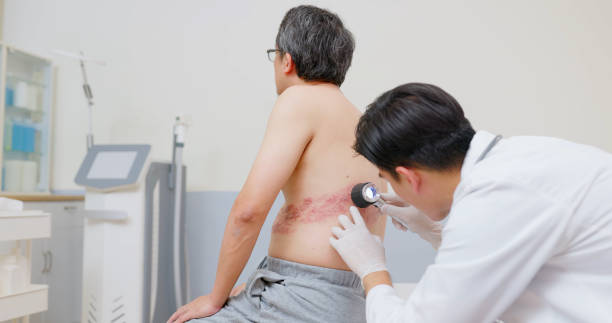 médico revisando paciente