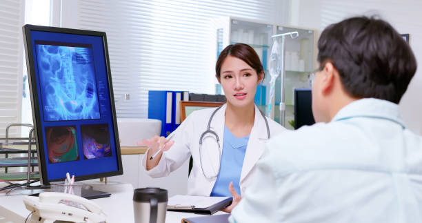 médico revisando radiografía